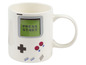 Bílý hrnek s designem Game Boy.