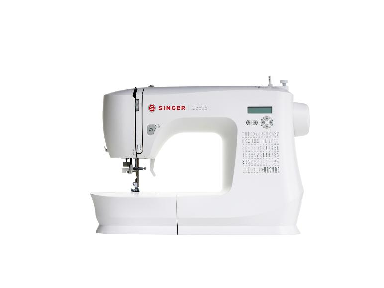 Bílý šicí stroj Singer C5605 s digitálním displejem