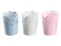 Tři kulaté květináče s dekorativním vzorem krajky, ve světle modré, bílé a růžové barvě.