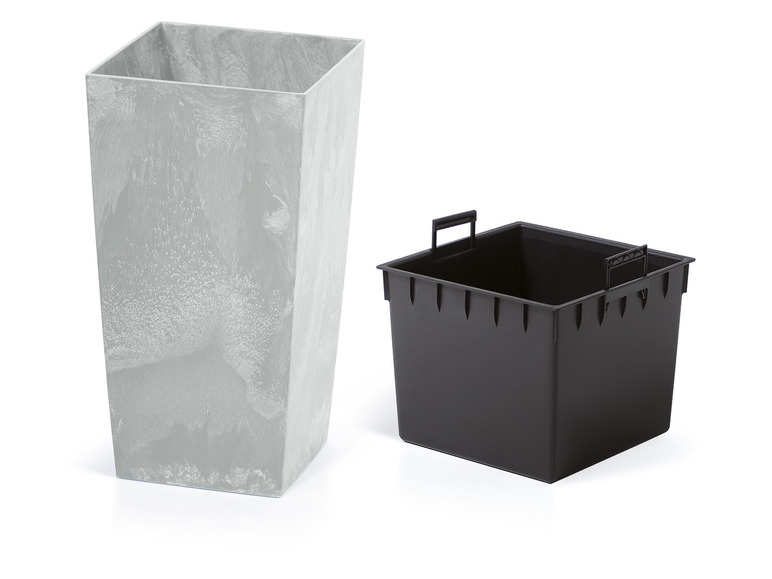 Šedý čtvercový květináč s černým vkládacím květináčem.