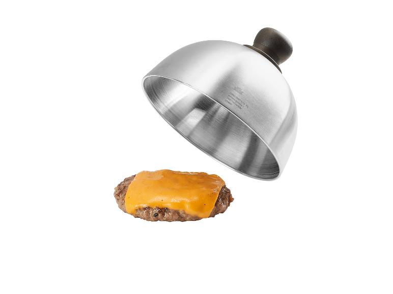 Grilovaný hamburger s roztaveným sýrem pod poklicí Grillmeister.