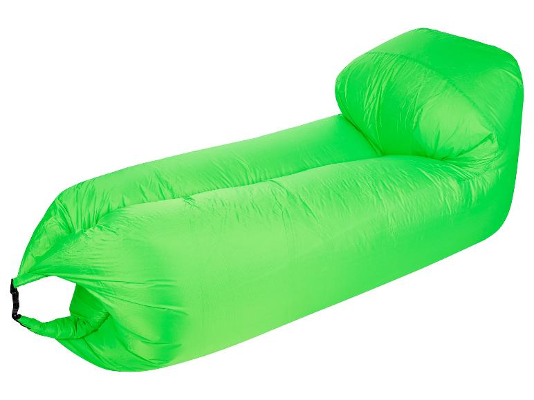 Zelené nafukovací lehátko na kempování nebo relaxaci.
