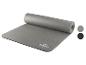 Šedá jógová podložka Crivit srolovaná.
