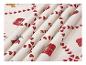Bílá látka s potisky červených srdcí, dárků, aut a perníčků.