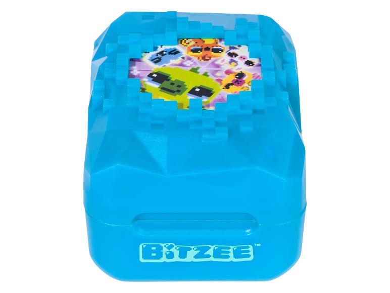 Modrá hračka Bitzee s pixelovými tvory na obrazovce.