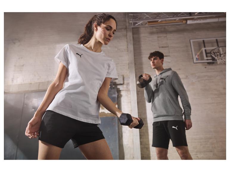 Sportovní oblečení Puma: trička, šortky a mikina.