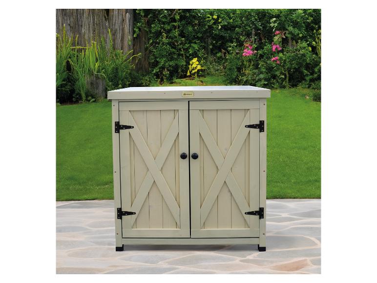 Dřevěná skříňka se dvěma dveřmi a černými úchyty na dlážděné terase v zahradě.