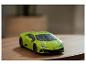Zelené autíčko Lamborghini s puzzle vzorem na dřevěném stole.