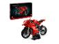 Krabička LEGO Technic Panigale V4 R a sestavený model červené motorky Ducati.