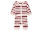 Pruhovaný overal pro miminko s dlouhými rukávy.