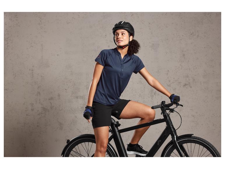 Žena v helmě a cyklistickém oblečení na černém kole.