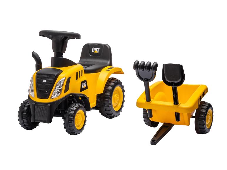 Žlutý dětský traktor s přívěsem a hračkovým nářadím.