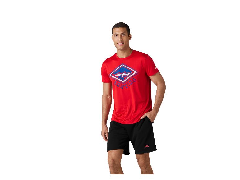 Sportovní tričko a šortky; styl surfování.