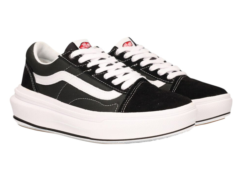 Černé tenisky Vans Old Skool s bílými detaily.