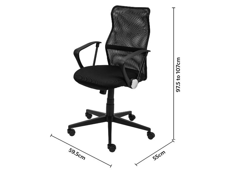 Černá kancelářská židle se síťovaným opěradlem a kolečky, rozměry: 97,5-107cm výška, 59,5cm šířka a 55cm hloubka.