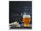 Řemeslné pivo v elegantních sklenicích s bramborovými lupínky.