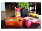 Lunchbox s motivem Mickey Mouse, s chlebem, sýrem, vejcem a jablkem.