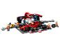 LEGO Speed Champions Ferrari pit stop se závodním vozem a minifigurkami.