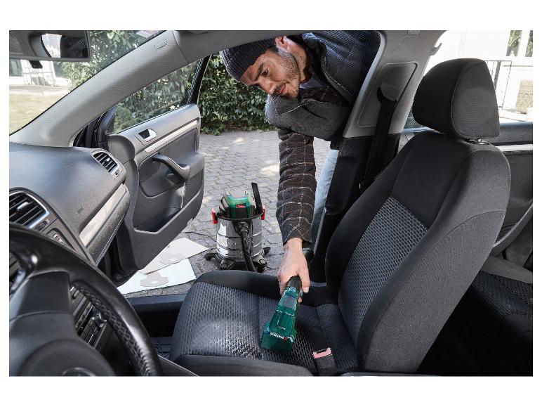 Muž čistí autosedačku mokro-suchým vysavačem Parkside.