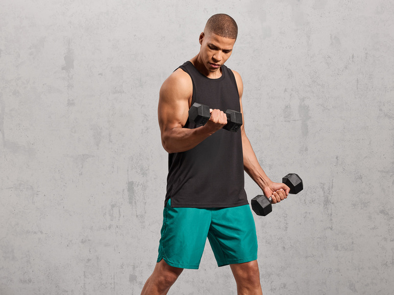 Muž v sportovním oblečení drží činky.