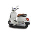 Bílý skútr Vespa s hnědým sedadlem.
