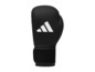 Černé boxovací rukavice Adidas s bílým logem.