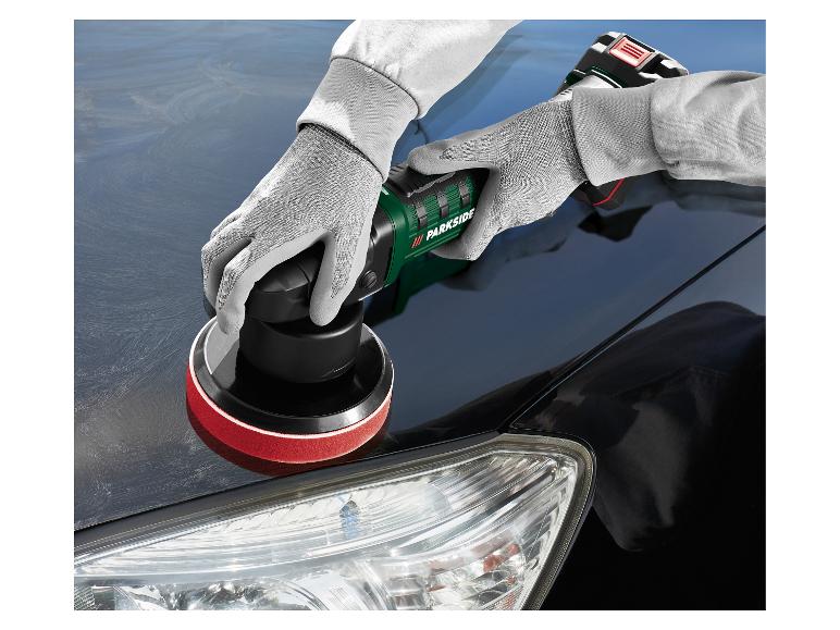 Osoba leští černé auto s leštičkou Parkside