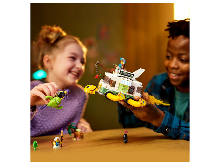 Dvě děti si hrají s LEGO® sadami, včetně žluté želvy s dodávkou nahoře.