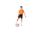 Dívka v oranžovém tričku a černých šortkách hraje fotbal.