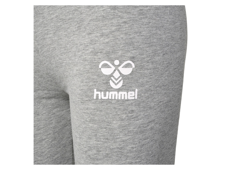 Šedé tepláky Hummel s logem.