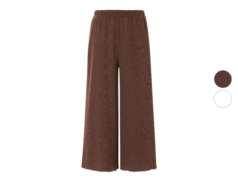 Široké hnědé kalhoty: volný, pohodlný střih.