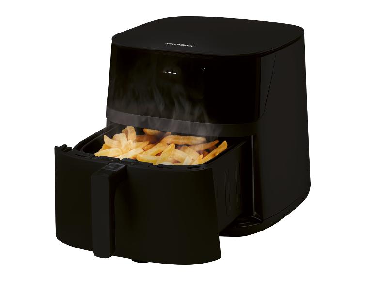 Černý airfryer Silvercrest s hranolky.