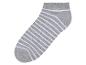 Krátké ponožky s šedobílými pruhy.