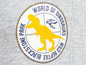 Kulaté logo s T-Rexem a textem „World of Dinosaurs“ a „Blackstone Park“.