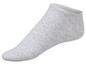 Šedá ponožka s nízkým střihem.