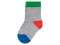 Šedá ponožka se zelenými, červenými a modrými detaily.