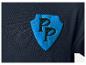 Detail tmavě modrého trička s modrým štítkem s písmeny „PP“.
