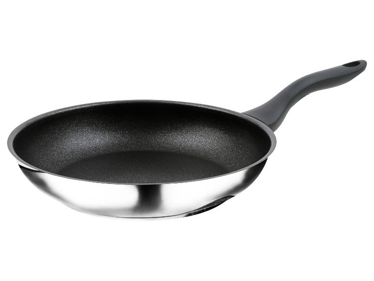 Pán s černým nepřilnavým povrchem a černou rukojetí.