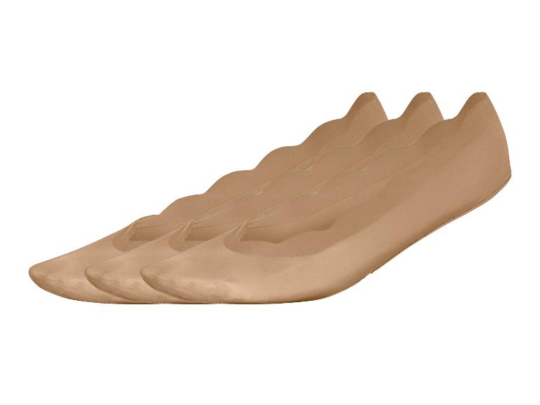 Tři páry béžových balerínek.