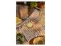 Piknik se světle zeleným přenosným reproduktorem, limonádou, cheesecakem a croissanty.