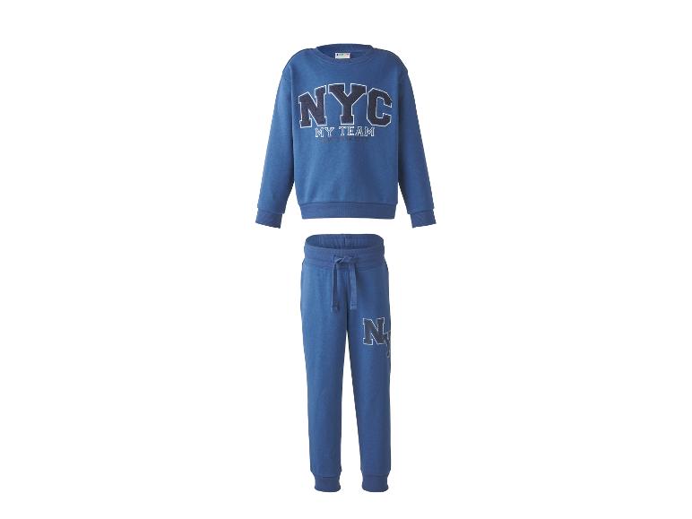 Modrá tepláková souprava s mikinou a kalhotami, s potiskem „NYC MY TEAM“.