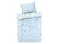 Světle modrá ložní souprava s květinovým vzorem: povlak na přikrývku a povlak na polštář.
