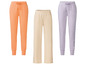 Tři různé teplákové kalhoty v pastelových barvách.