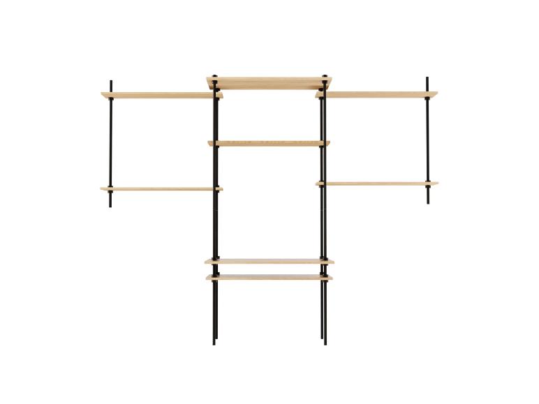 Moderní nástěnná police s dřevěnými policemi a černými kovovými držáky.