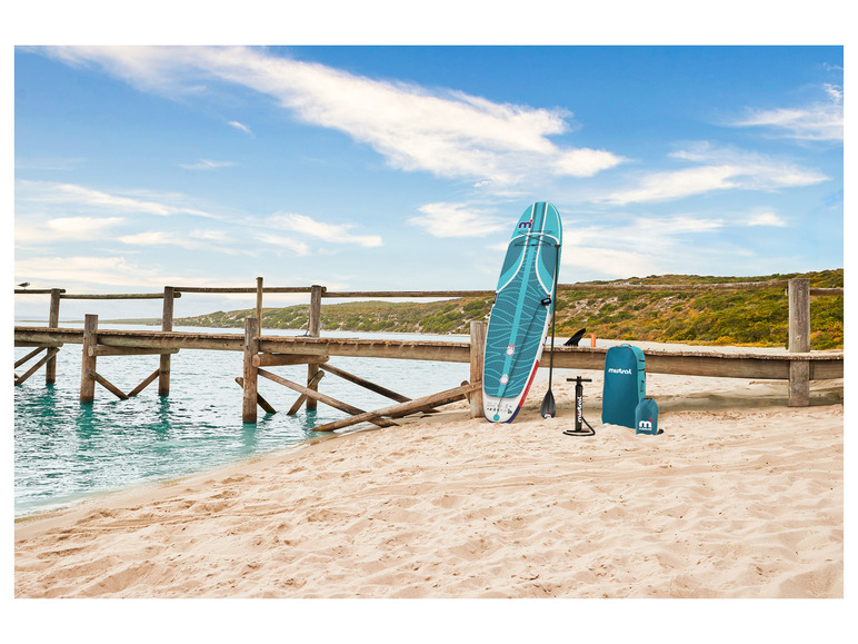 Mistral paddleboard, pumpa a batoh na pláži.