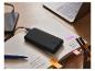 Powerbanka Tronic, smartphone a notebook na stole.