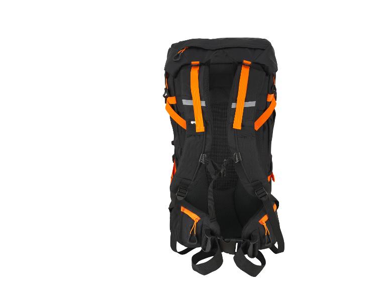 Černý turistický batoh s oranžovými detaily a nastavitelnými popruhy.