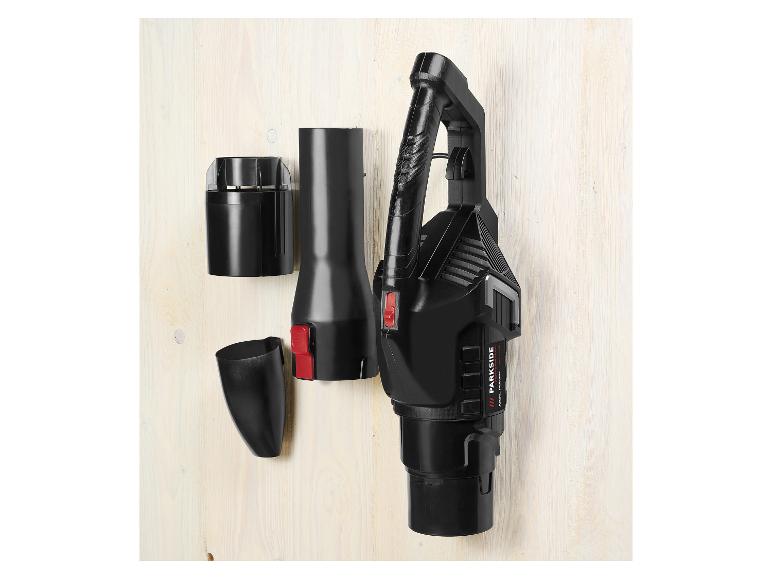 Černý akumulátorový fukar Parkside se třemi nástavci na světlém dřevěném pozadí.
