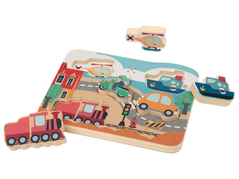 Dřevěné puzzle s dopravními prostředky: vlak, auto, loď, helikoptéra a motorka.
