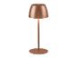 Moderní měděná stolní lampa s teplým světlem.